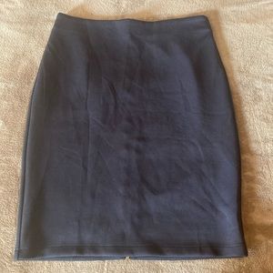 ◂Classic solid black pencil skirt▸